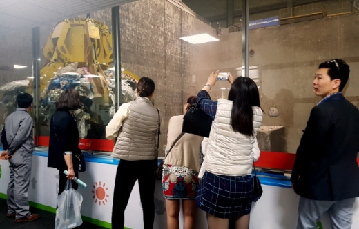 고양도시관리공사는 지난 26일 고양환경에너지시설에 고양국제꽃박람회 국제외빈 몽골 울란바토르 대표단 12명이 방문했다고 밝혔다. /사진제공=고양도시관리공사