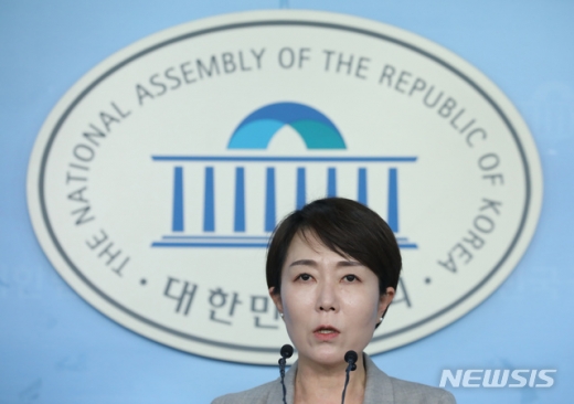 정의당 정호진 대변인이 29일 서울 여의도 국회에서 패스트트랙 국회 대치 관련 자유한국당 나경원 원내대표 등 42명 고발조치 기자회견을 하고 있다. /사진=뉴시스