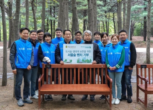 26일 서울 성동구 서울숲에서 최기훈(앞줄 왼쪽 세번째) SC제일은행 마케팅·커뮤니케이션본부 전무 등 SC제일은행 임직원들이 서울숲을 운영하는 서울 그린트러스트에 벤치를 기부 설치하고 있다./사진=SC제일은행
