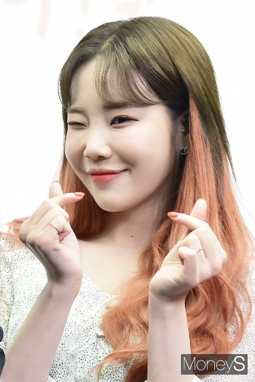 [머니S포토] 모모랜드 주이, '삼촌 팬 심쿵 깜찍 V'