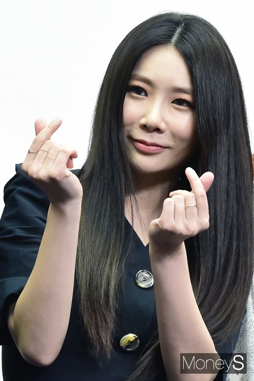 [머니S포토] 제아, 깜찍 하트 받아라~