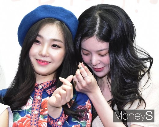 [머니S포토] 열애 장재인, 쑥스러운 하트포즈