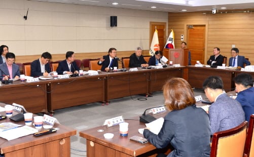 정종제 광주광역시 행정부시장이 29일 오전 시청 3층 소회의실에서 열린 '도시철도 2호선공사 교통대책회의에' 참석해 공사기간 시민불편 최소화를 위해 전문가, 관계공무원들의 의견을 수렴했다. /사진제공=광주광역시