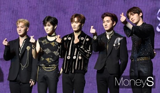 [머니S포토] 뉴이스트 '여심 흔드는 하트'
