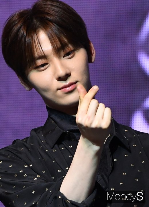 [머니S포토] 뉴이스트 황민현 '설렘주의보 하트'