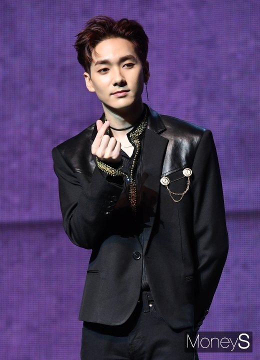 [머니S포토] 뉴이스트 아론 '멋진 하트'