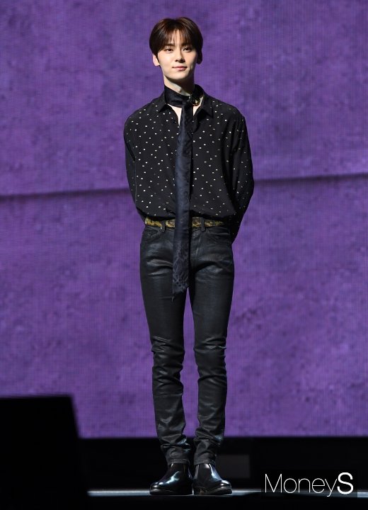 [머니S포토] 뉴이스트 황민현, 급이 다른 황제 비주얼