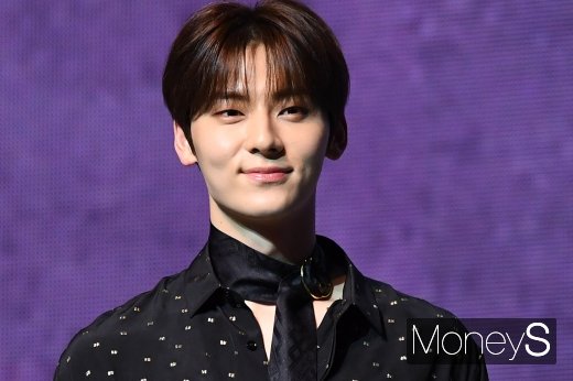 [머니S포토] 뉴이스트 황민현 '심쿵 미소'