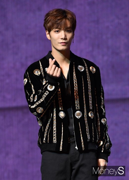 [머니S포토] 뉴이스트 JR '섹시 하트'