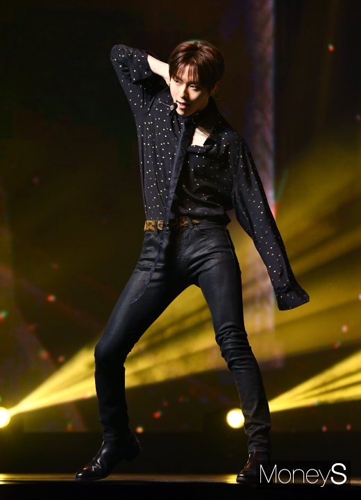 [머니S포토] 뉴이스트 황민현 '치명적인 섹시함'
