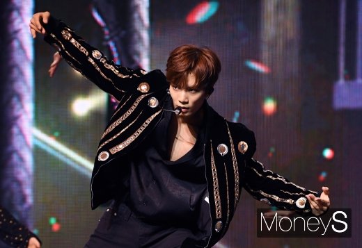 [머니S포토] 뉴이스트 JR, 무대 장악하는 카리스마