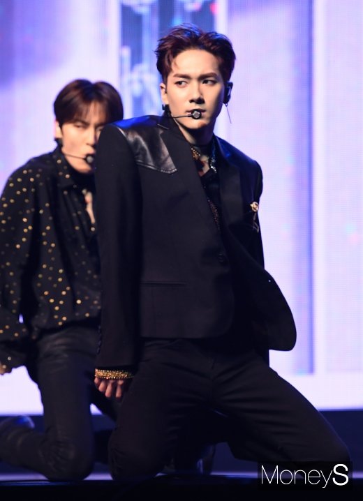 [머니S포토] 뉴이스트 아론 '파워풀한 어깨 웨이브'