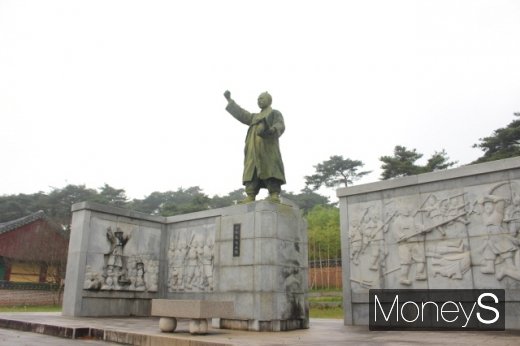 동학농민혁명기념관(구관)의 전봉준 동상과 농민군 부조 조형물. /사진=박정웅 기자
