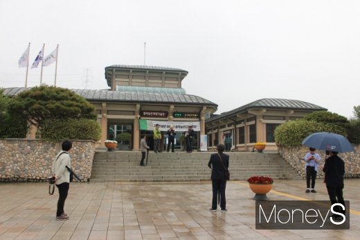 비가 오는 날씨에도 동학농민혁명기념관을 찾은 탐방객들. /사진=박정웅 기자
