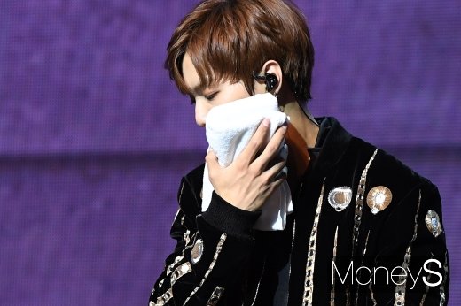[머니S포토] 뉴이스트 JR  '땀 닦는 모습도 섹시해'