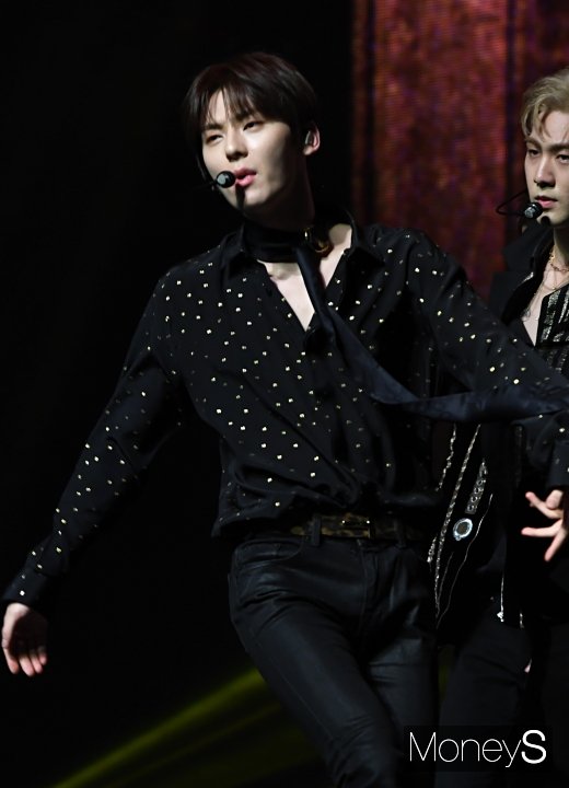 [머니S포토] 뉴이스트 황민현, 급이 다른 비주얼