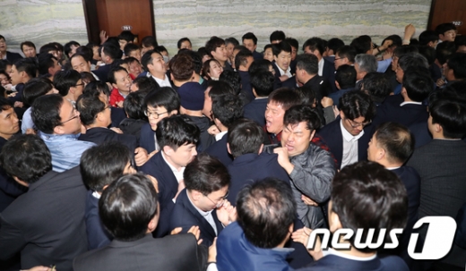 여야 당직자들이 지난 26일 새벽 국회 의안과 앞에서 몸싸움을 하는 모습. /사진=뉴스1