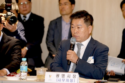 박승원 광명시장은 지난 29일 수원컨벤션센터에서 열린 제4차 경기도 시장군수협의회에서 구로차량기지의 광명이전과 관련해 도내 시군의 자치권이 침해받지 않도록 경기도 차원의 관심과 노력을 해달라고 건의했다. / 사진제공=광명시