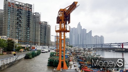 광안리 해변 앞에 건설 중인 e편한세상 오션테라스(왼쪽) 뒷쪽은 마린시티의 주상복합 아파트단지. /사진=김창성 기자