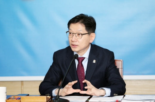 김경수 경남도지사가 지난 29일 도청 도정회의실에서 열린 월간전략회의에서 내년도 국비확보에 대한 강한 의지를 드러내며 경남도 국비 확보 사업들이 최대한 반영될 수 있도록 적극적인 노력을 해 달라고 독려하고 있다./사진제공=경남도