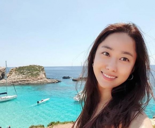 전혜빈, 해외 휴양지서 행복 근황 공개