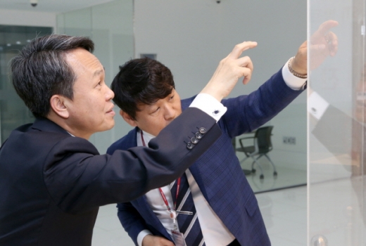 진옥동 신한은행장(왼쪽)이 29일 진행한 대구·경북지역 현장 경영에서 에스티아이를 방문해 서태일 대표이사(오른쪽)와 함께 생산 설비를 돌아보면서 의견을 나누고 있다./사진=신한은행