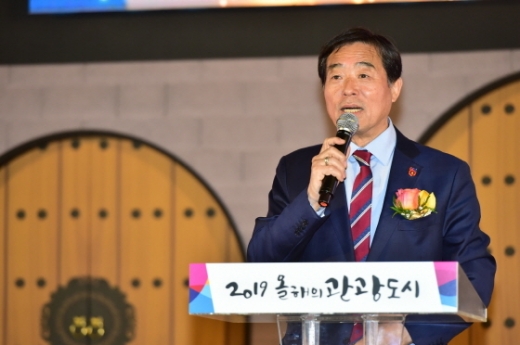 지난 4일 개최된 2019 내나라 여행박람회에서 윤화섭 안산시장이 2019 올해의 관광도시 안산 선포를 하고 있다. / 사진제공=안산시