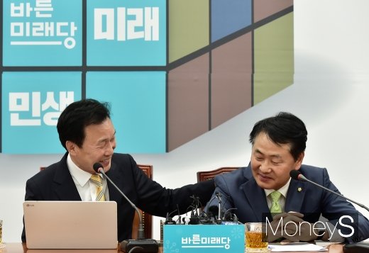 [머니S포토] 패스트랙 통과 김관영 격려하는 손학규