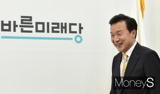 [머니S포토] 미소 활짝 머금은 손학규 대표