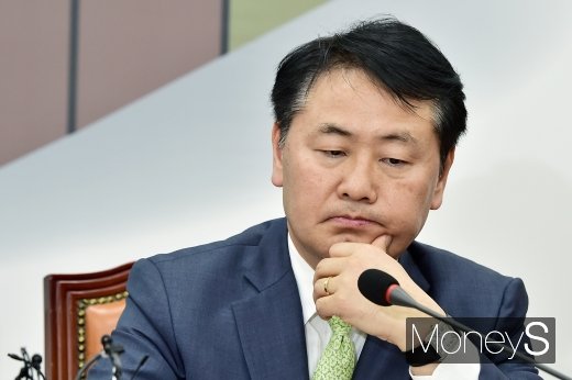 [머니S포토] 생각에 잠긴 김관영 원내대표