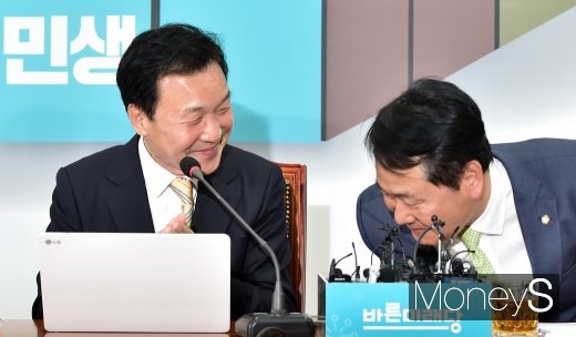 [머니S포토] 패스트트랙 노고에 박수 보내는 손학규