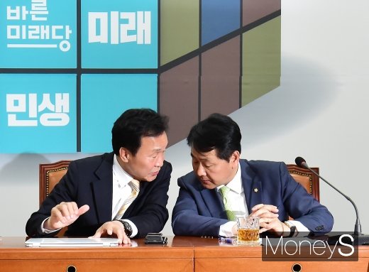 [머니S포토] 패스트트랙 통과, 의견 나누는 바른미래 지도부