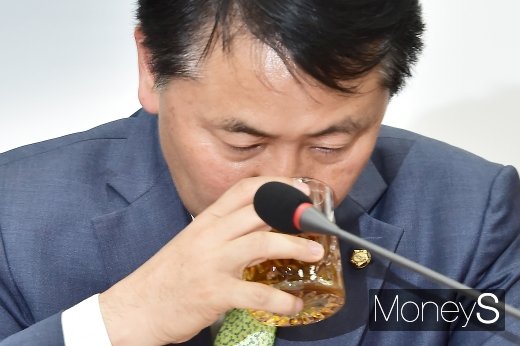 [머니S포토]  패스트트랙 통과, 목 축이는 김관영