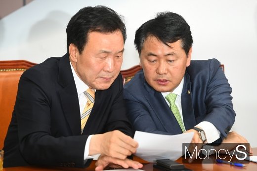 [머니S포토] 사이 좋은 바른미래 지도부