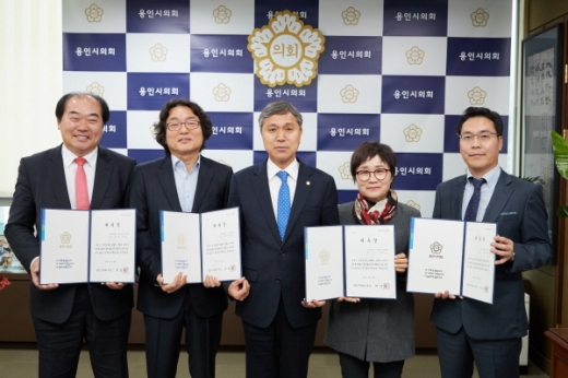 용인시의회(의장 이건한)는 2018회계연도 결산검사위원을 선임하고 위촉장을 교부했다고 지난 29일 밝혔다. / 사진제공=용인시의회 
