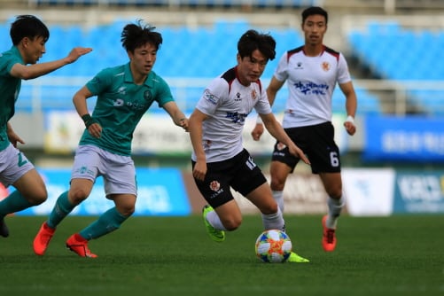 지난 27일 안산전에서 이희균이 드리블하고 있다./사진제공=광주FC