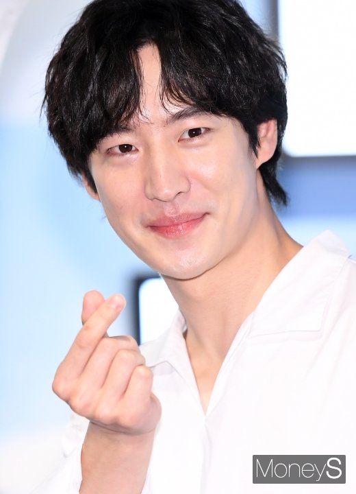 [머니S포토] 이제훈 '취향저격 하트'