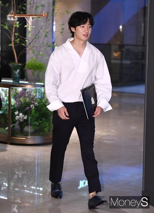 [머니S포토] 이제훈, 깔끔한 패션