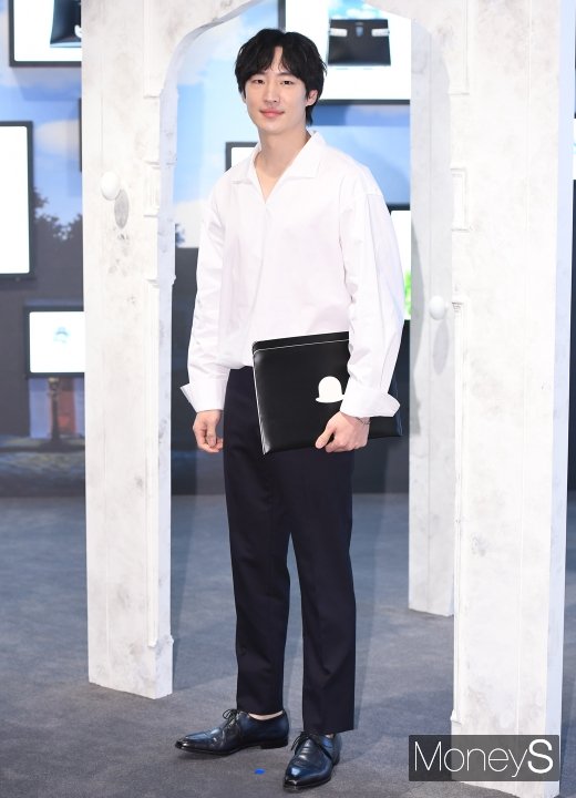 [머니S포토] 이제훈, 패션의 완성은 얼굴