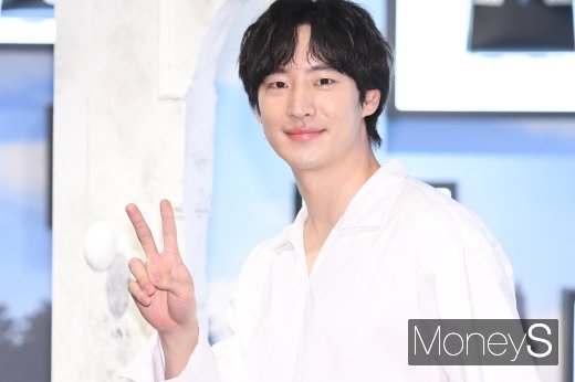 [머니S포토] 이제훈 '멋진 브이'