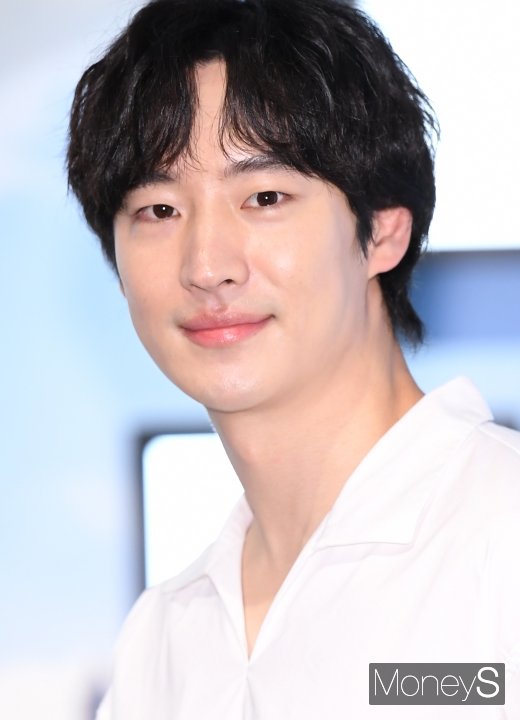 [머니S포토] 이제훈, 무결점 피부 미남