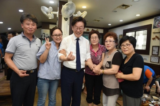 이재명 지사가 지난해 8월 청원경찰, 환경미화원과 기념촬영을 하고 있다. / 사진제공=경기도