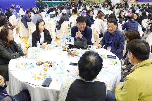 광명시는 지난해 10월 10일 시민체육관에서 시민 500인 원탁토론회를 개최했다. / 사진제공=광명시