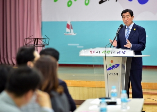 지난 29일 개최된 안산시협치협의회 출범식에서 윤화섭 안산시장이 인사말을 하고 있다. / 사진제공=안산시