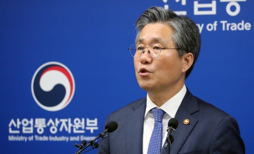 성윤모 산업통상자원부 장관이 정부세종청사에서 '시스템반도체 비전과 전략'에 대해 브리핑 하고 있다. /사진=뉴스1 