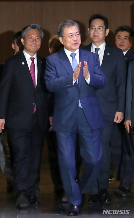 문재인 대통령이 삼성전자 DSR에서 열린 시스템반도체 비전 선포식에서 이재용 삼성전자 부회장과 함께 참석하고 있다. /사진=뉴시스