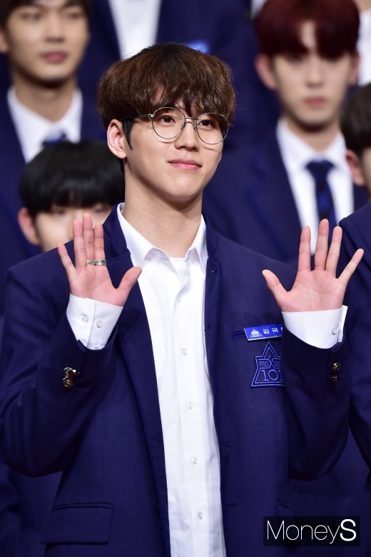 [머니S포토] 프로듀스X101 김국헌, '젠틀한 손인사'