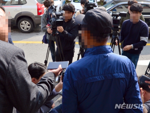성폭행 피해를 주장하다 의붓아버지 김모씨(31)와 친모 유모씨(39·여)에 의해 숨진 여중생 A양(14)의 유가족들이 경찰의 성폭행 초기 수사에 아쉬움을 드러냈다. /사진=뉴시스