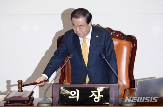 ‘쇼크’로 입원했던 문희상 국회의장이 수술을 받았다. /사진=뉴시스