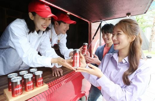 처음 맛보는 짜릿함, 커피 코카-콜라로 활기찬 오후 보내세요!
